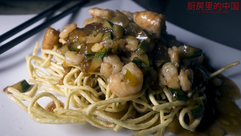 Spaghetti croccanti con Gamberi e Zucchine