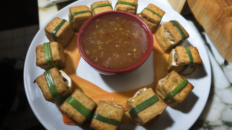 Cubetti di Tofu ripieni di Gamberi e Verdure in salsa agrodolce